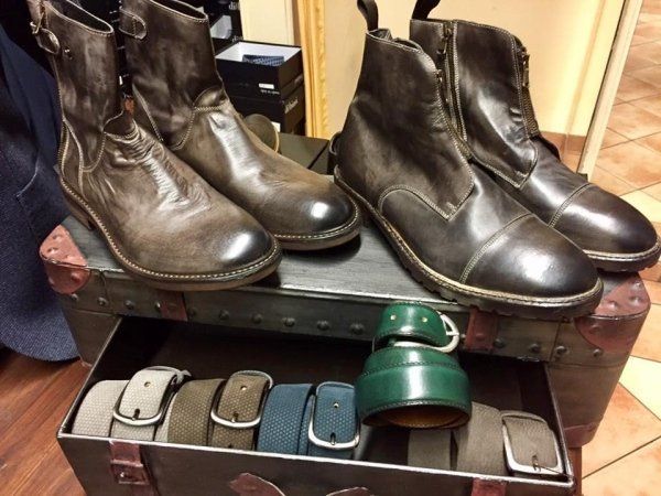 scarpe a stivaletto grigio e marrone