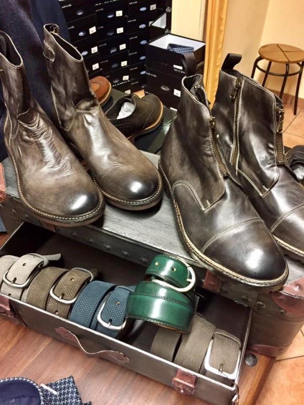 vetrina scarpe a stivaletto