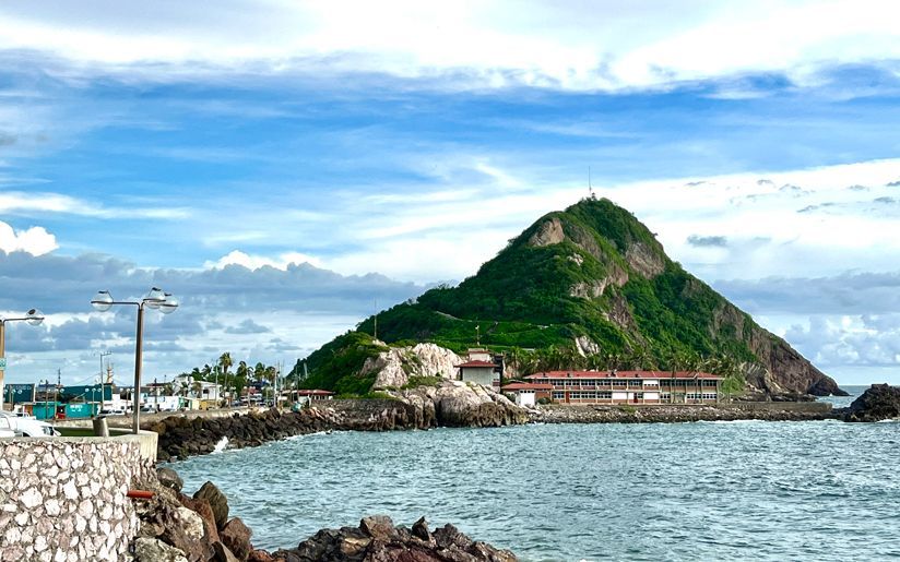 Cerro del crestón donde se encuentra el faro de mazatlán