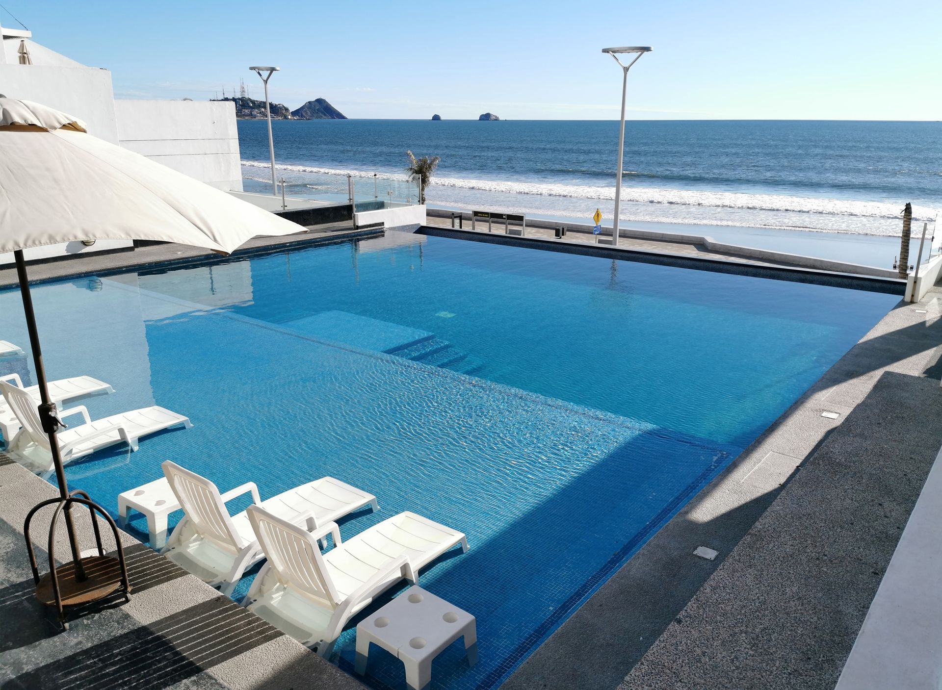Una gran piscina con vista al mar.