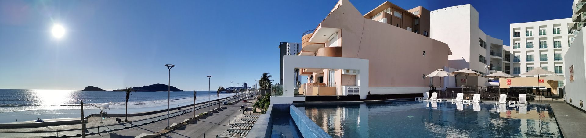 Vista desde alberca de Hotel frente al malecón de Mazatlán