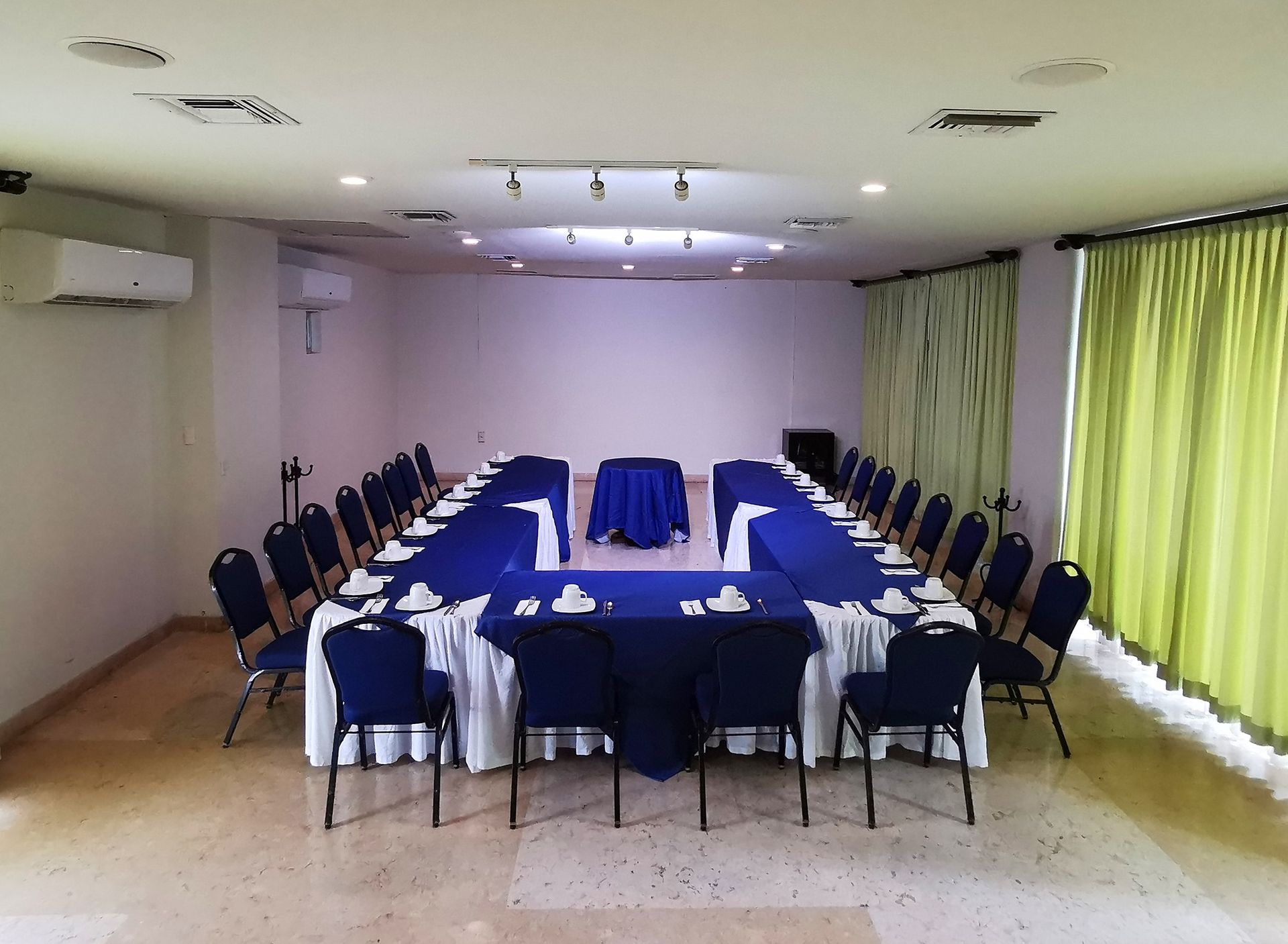 Una sala de conferencias con una mesa larga y sillas