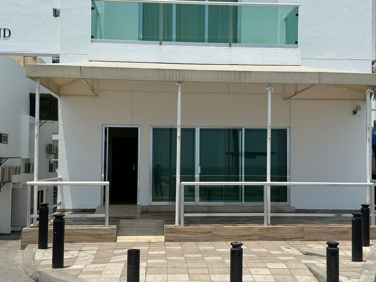 Un edificio blanco con un balcón y un cartel que dice identificación.