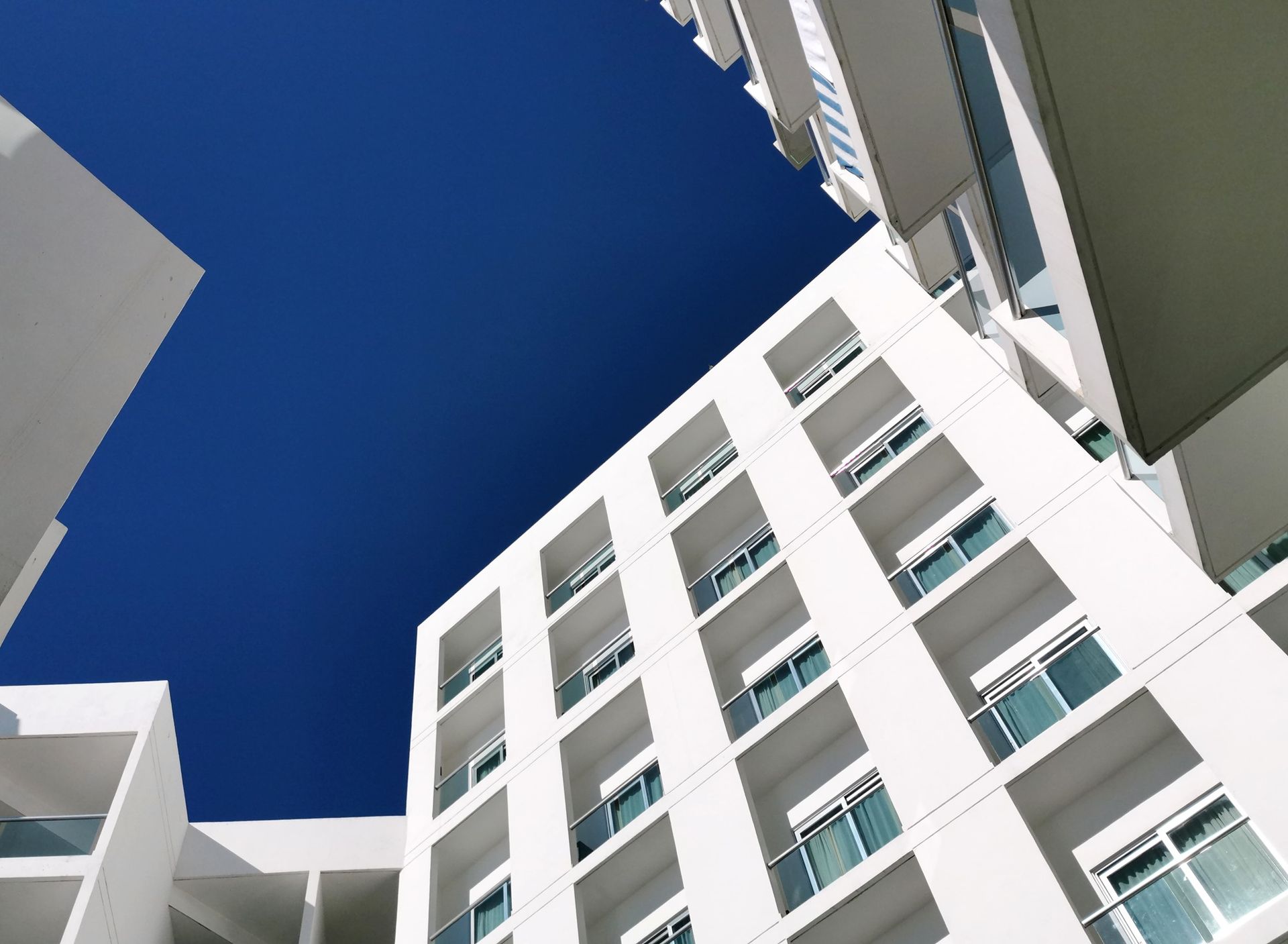 Mirando hacia arriba a un edificio con un cielo azul en el fondo