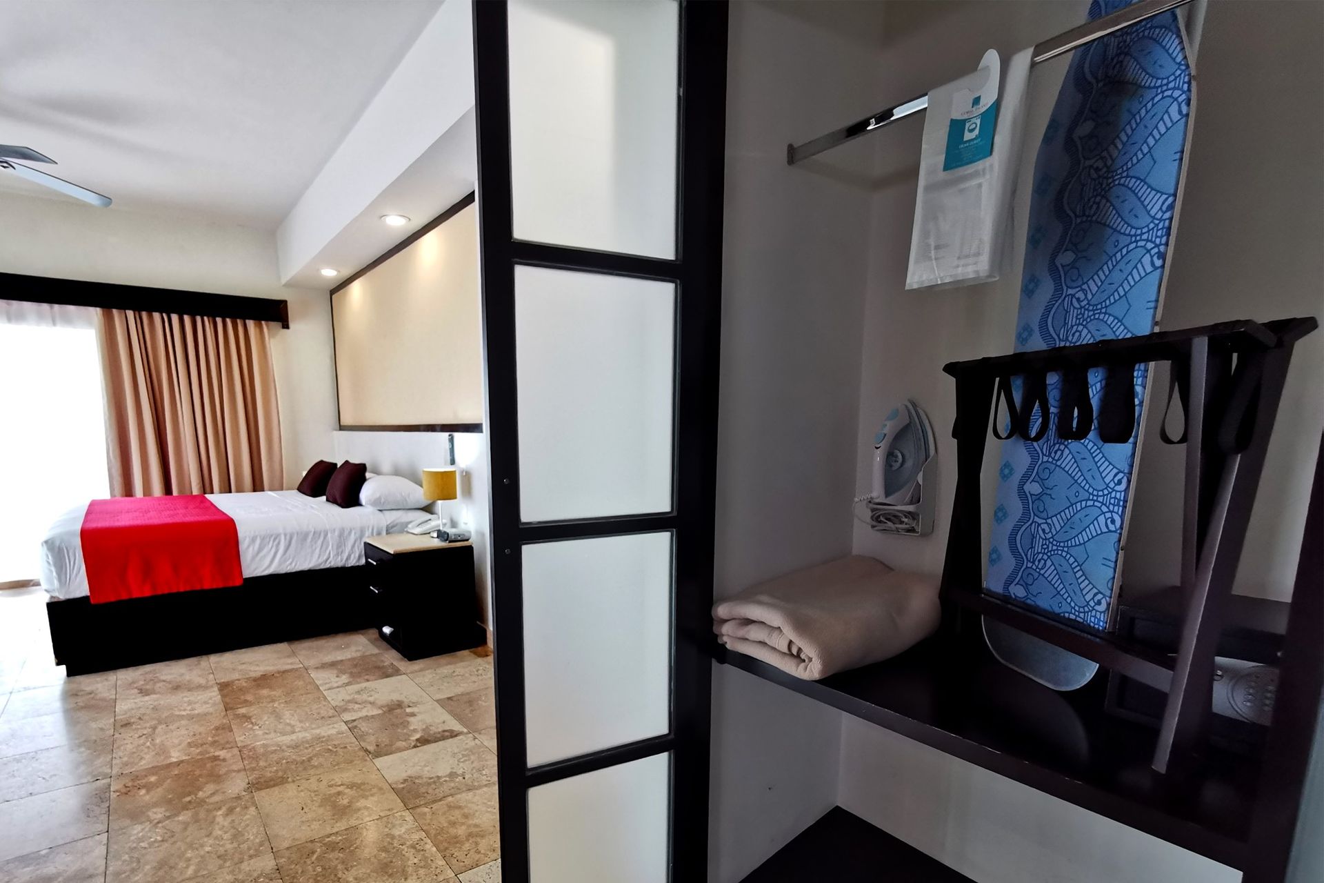 Una habitación de hotel con una cama y un armario