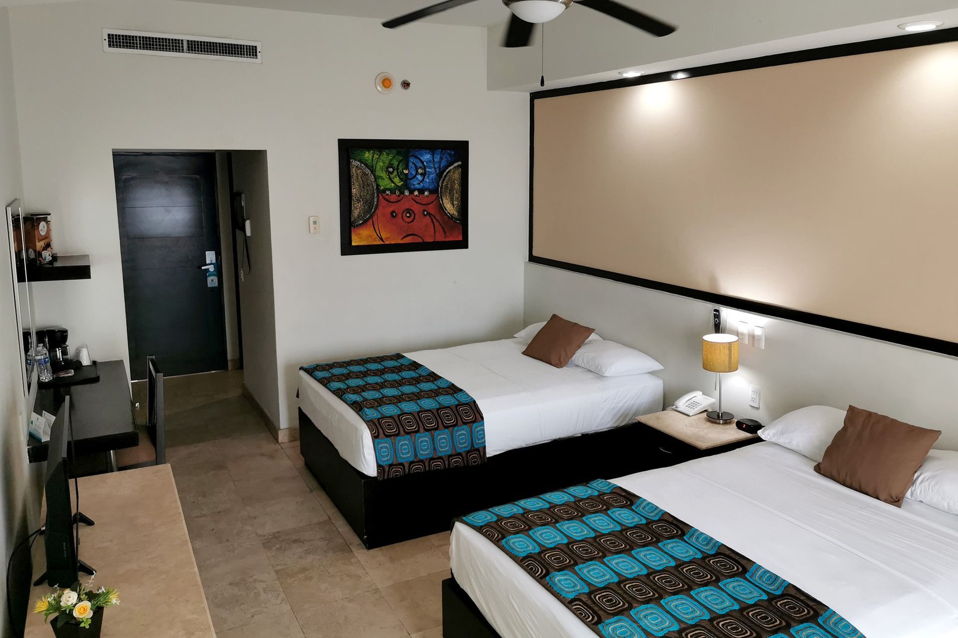 Una habitación de hotel con dos camas y un cuadro en la pared.