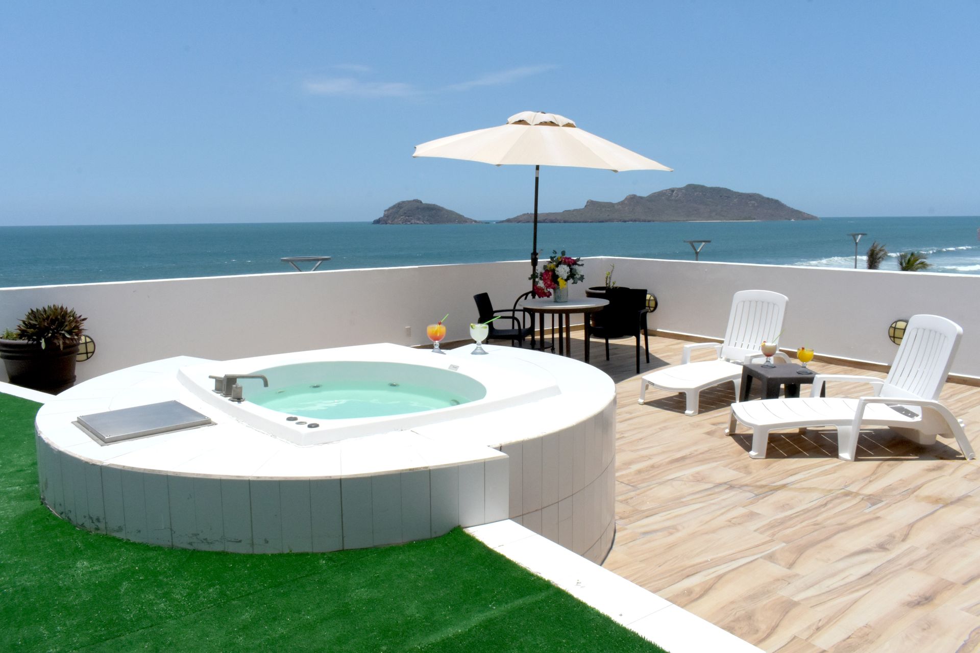 Un jacuzzi en una azotea con vistas al océano.