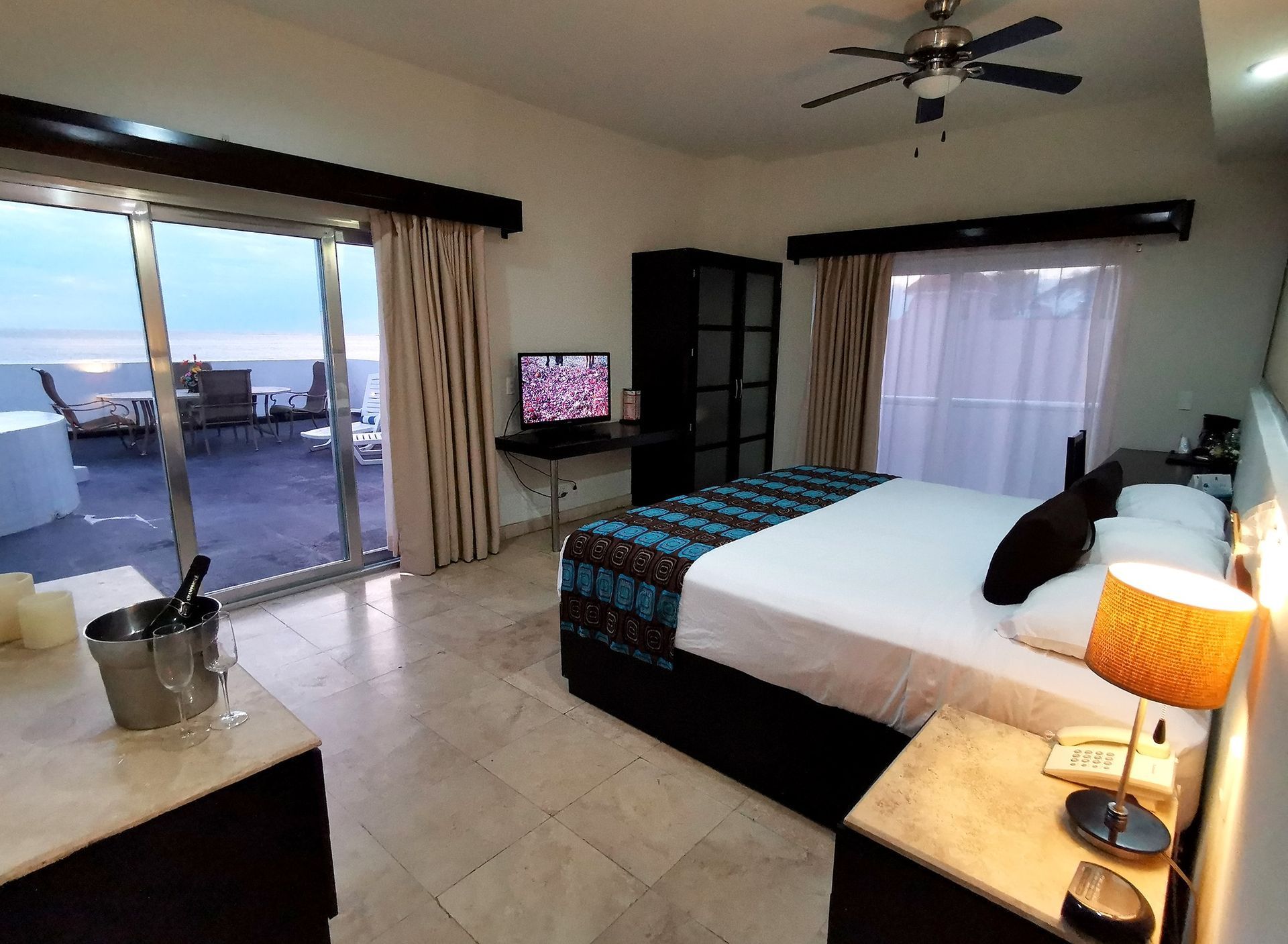 Una habitación de hotel con una cama tamaño king y un televisor.