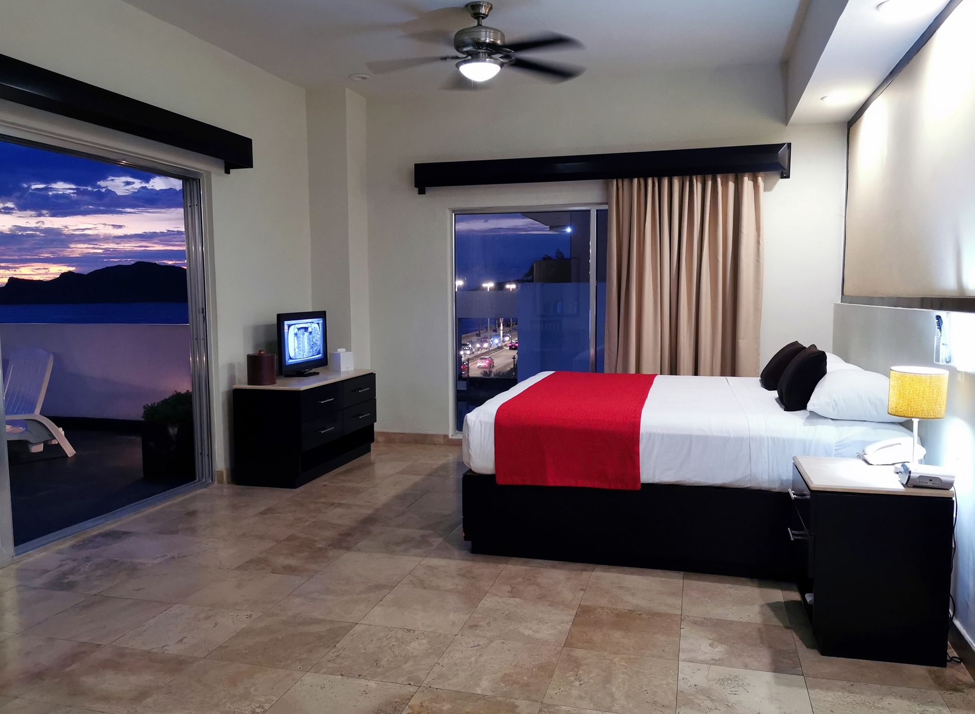 Una habitación de hotel con una cama grande y un televisor.
