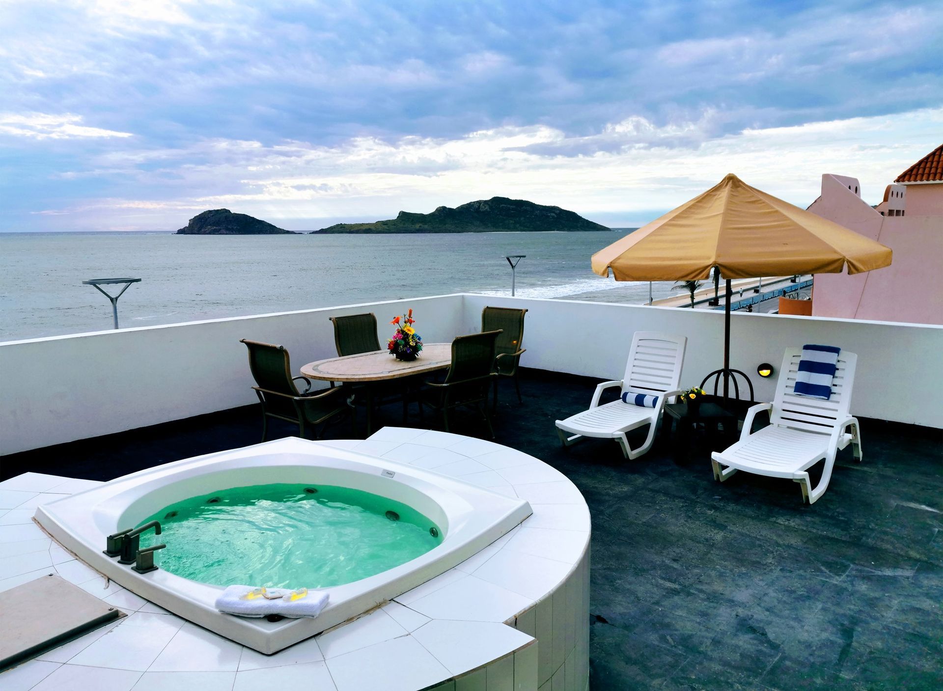 Un jacuzzi en una azotea con vistas al océano.