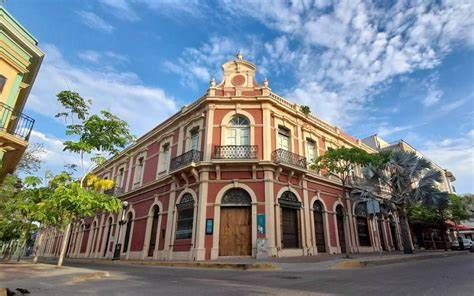 Un gran edificio está en la esquina de una calle.