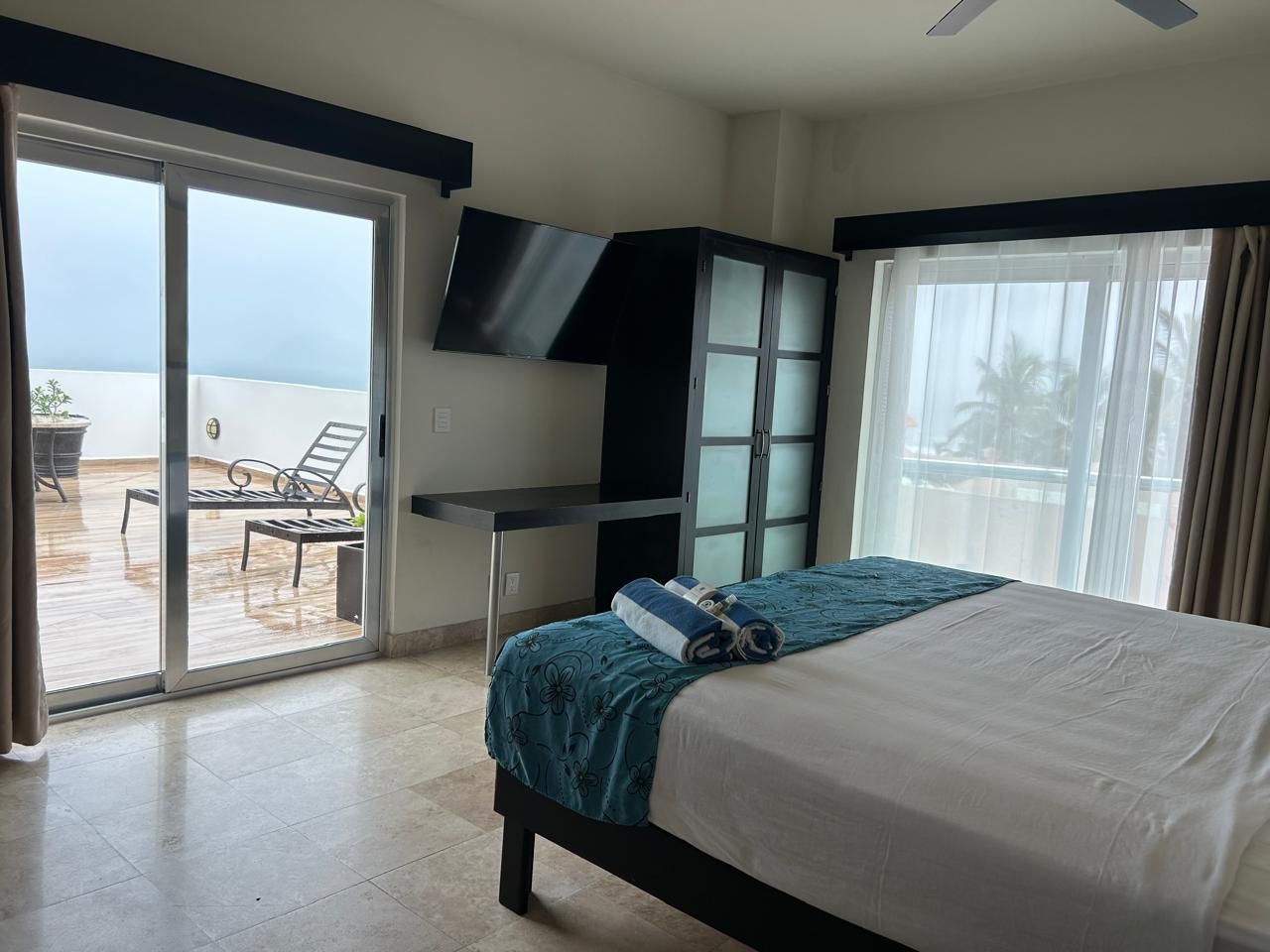 Una habitación de hotel con una cama tamaño king y un televisor.