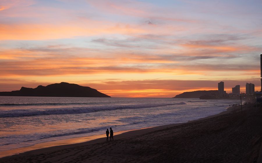 Playa de mazatlan al atardecer