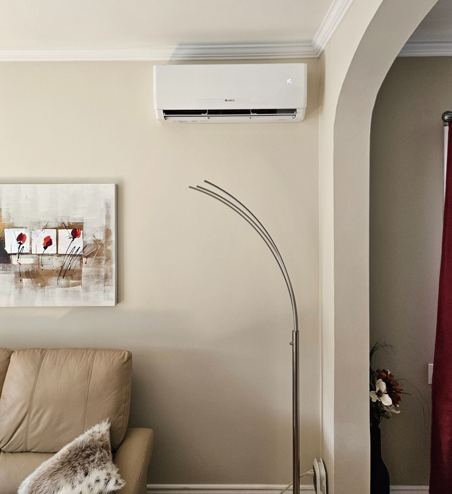 Un salon avec un canapé, une lampe et un tableau au mur