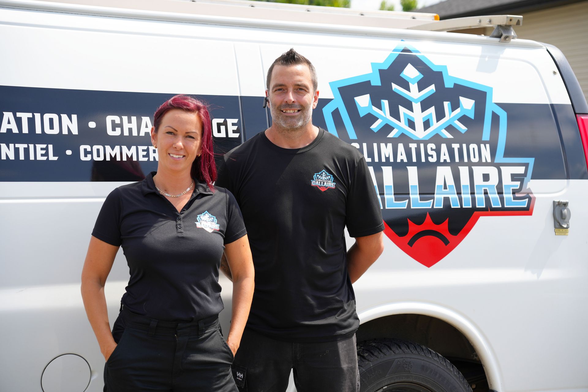Un homme et une femme se tiennent devant une camionnette.