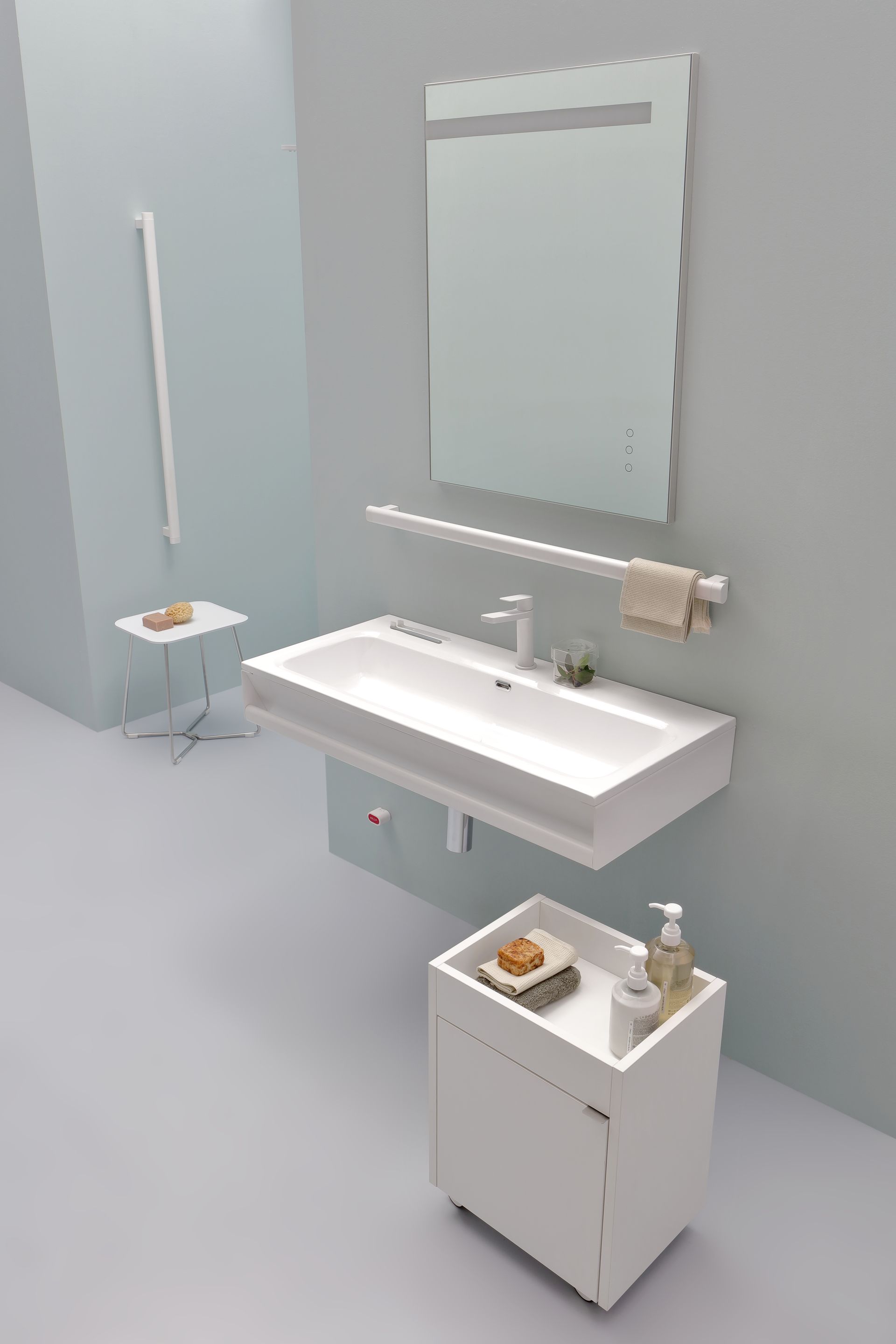 Moderno bagno bianco con lavabo sospeso, specchio e mobiletto. Pareti e pavimento blu.