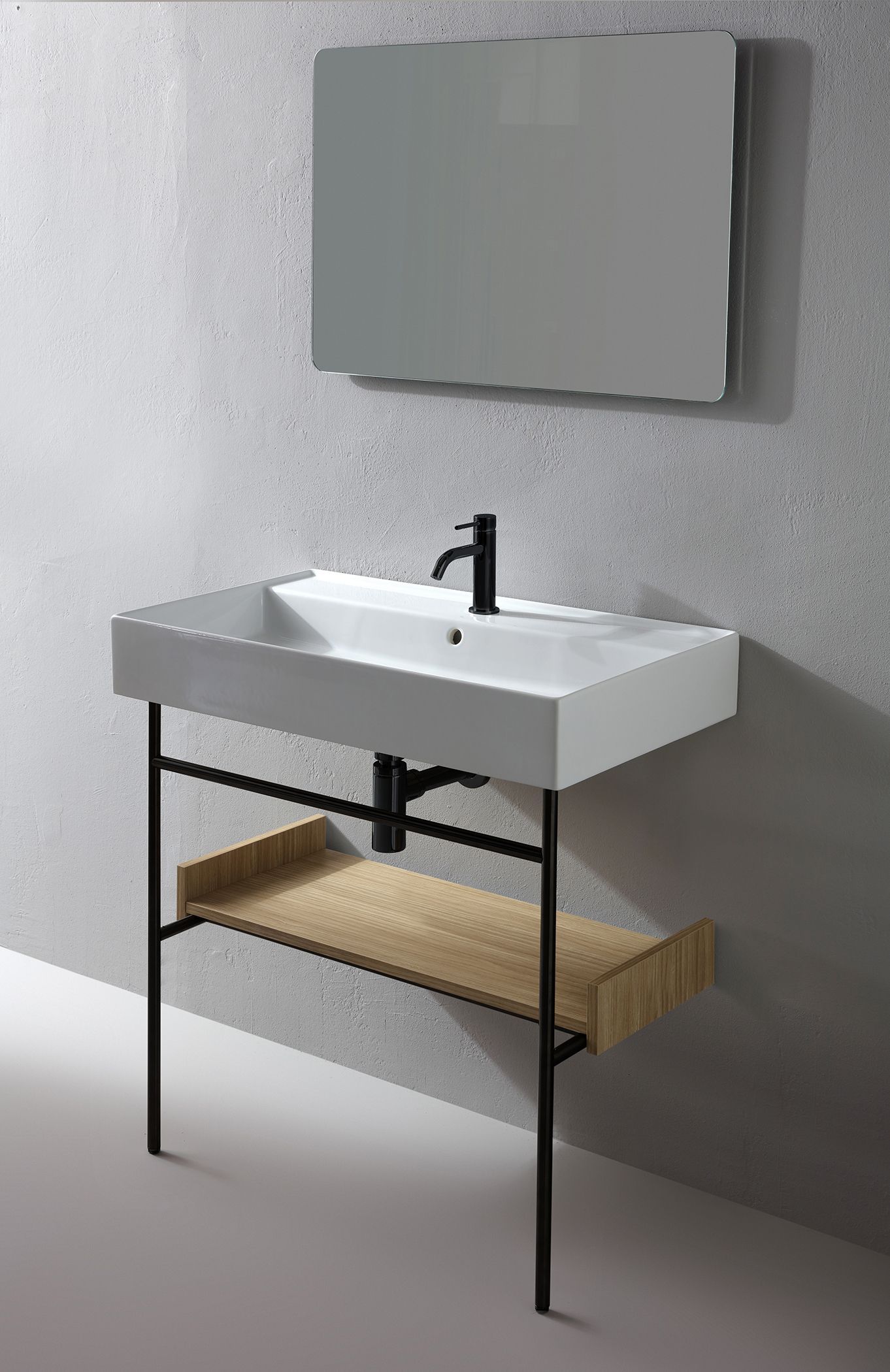 Lavandino moderno per bagno con rubinetto nero, specchio e mensola in legno.