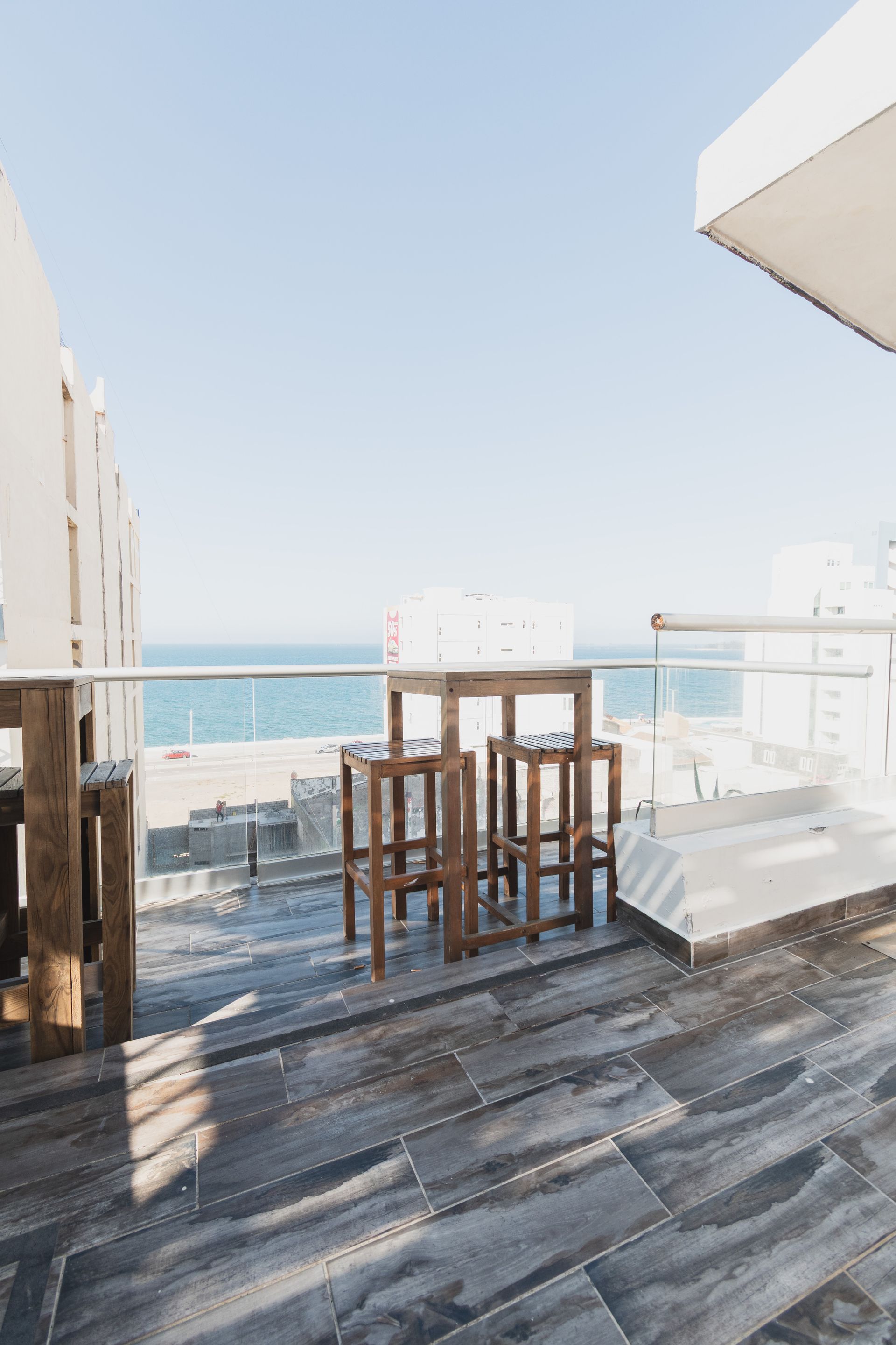 Un edificio con una pared verde y dos puertas.