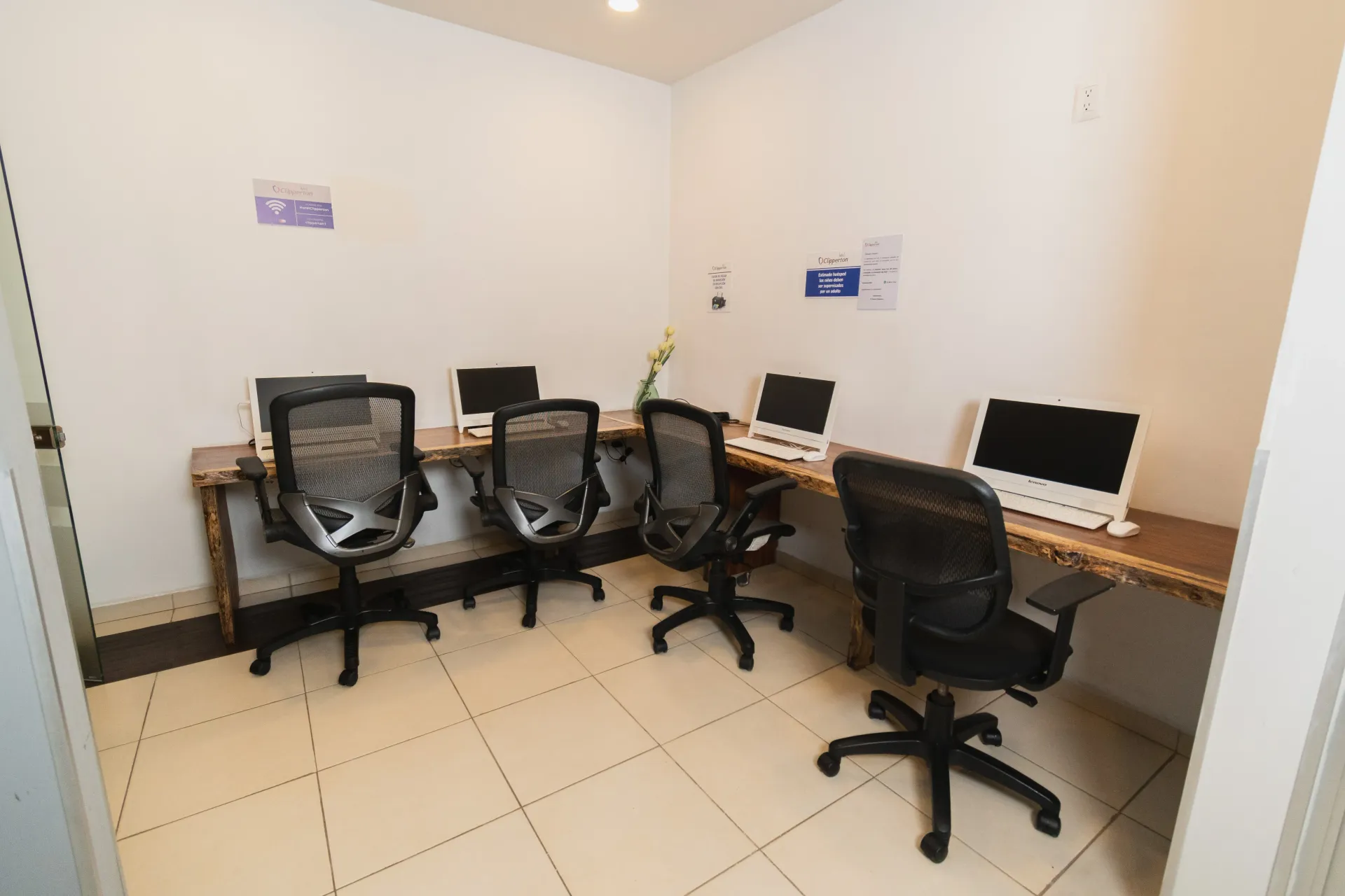 Una computadora Lenovo está sobre un escritorio de madera.