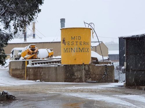 A Yellow Sign That Says Mid Western Minimix On It — Pigot's Midwestern Mini Mix In Orange, NSW