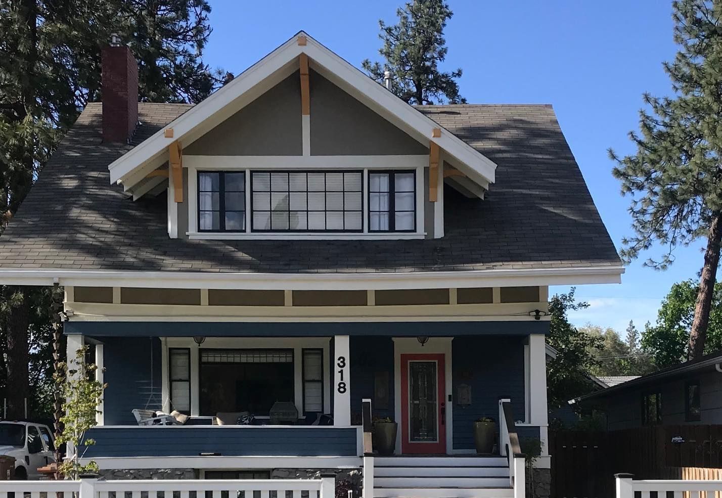 A blue house with the number 1040 on the front