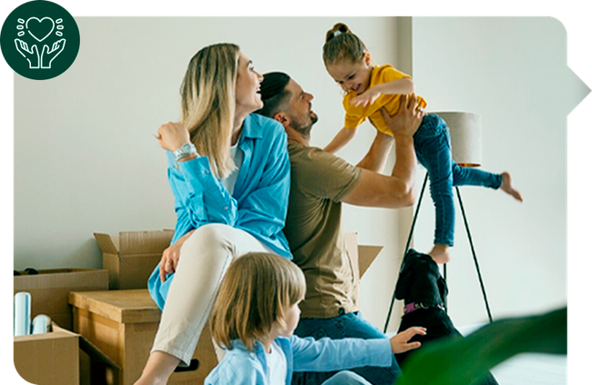 Uma família reunida com o pai erguendo uma das crianças.