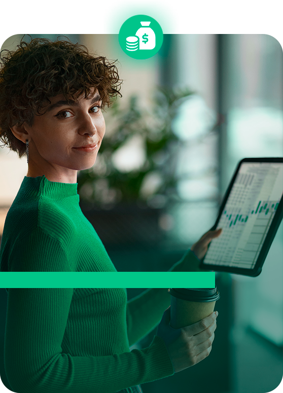 Uma mulher com um suéter verde está segurando um tablet e uma xícara de café.