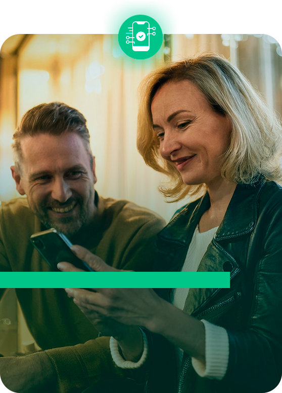 Um homem e uma mulher estão olhando para um celular juntos.