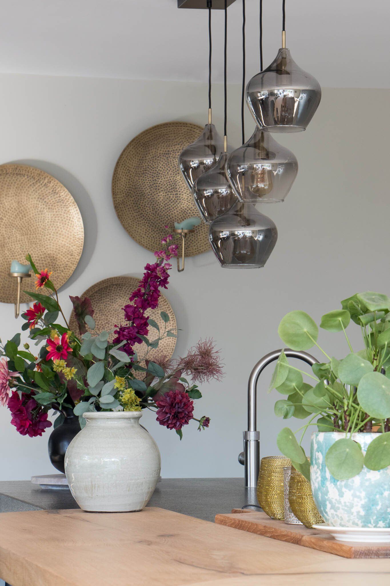 Een aanrecht met een vaas met bloemen erop