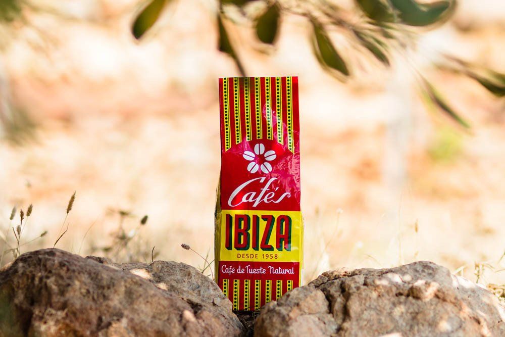 Een zak ibiza-koffie ligt bovenop een rots.