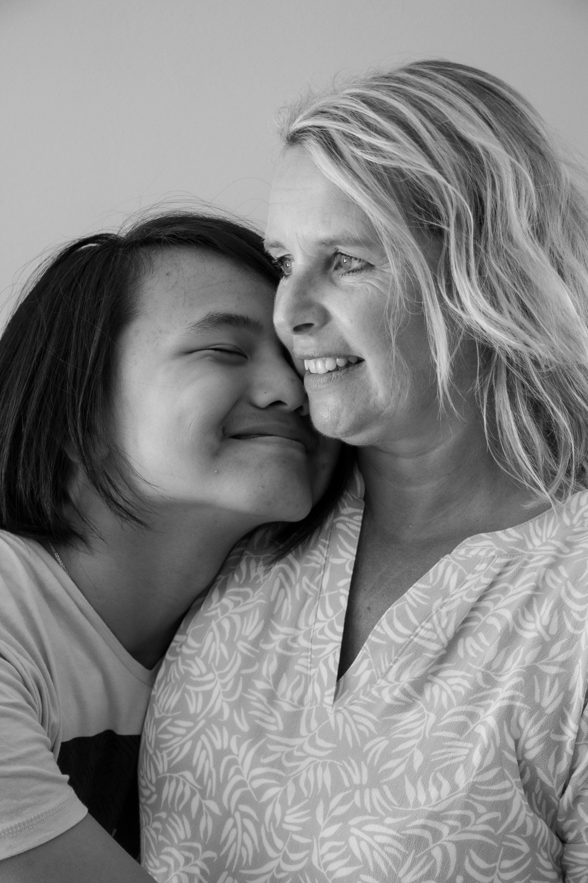 Een zwart-witfoto van twee vrouwen die elkaar omhelzen.