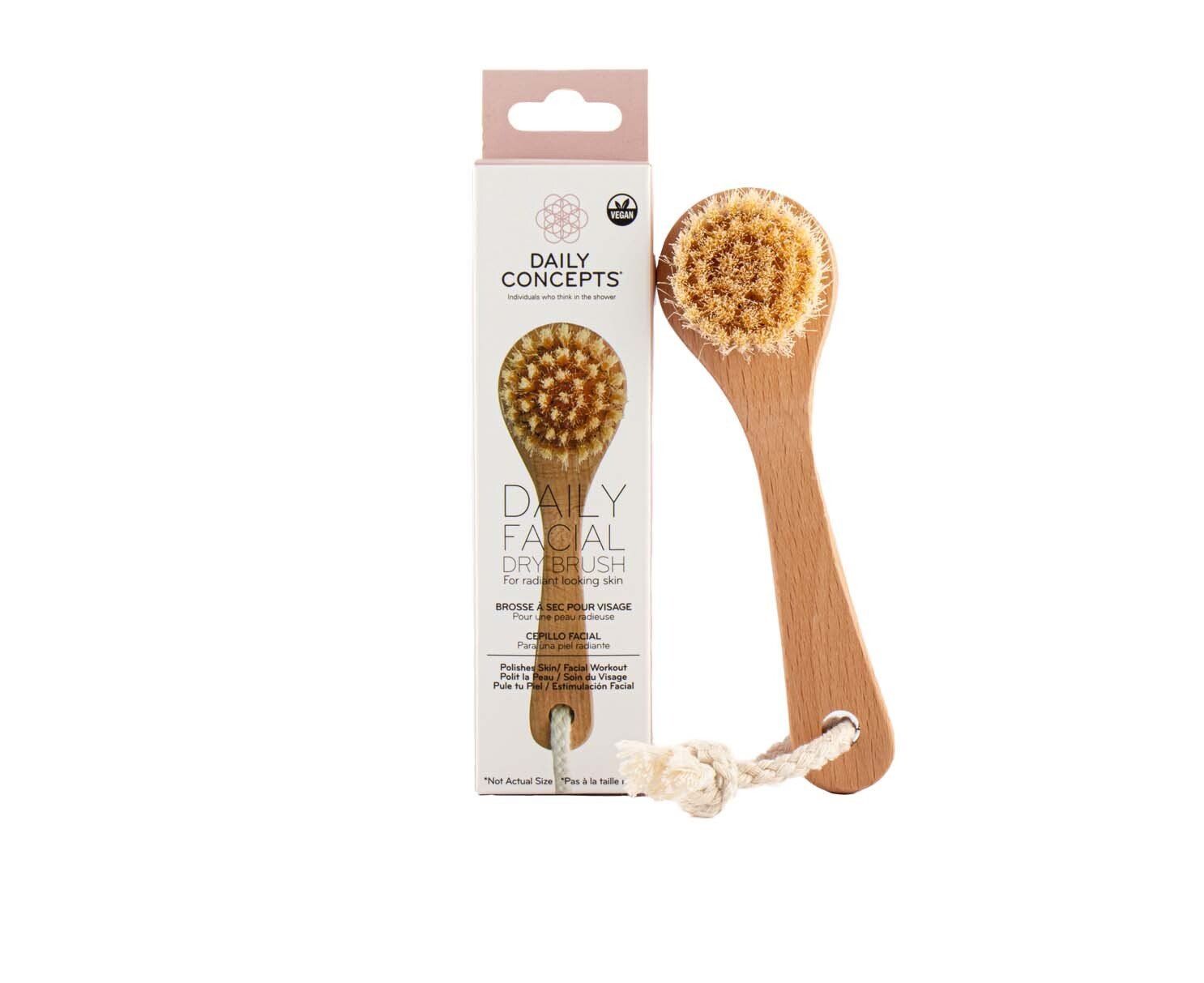 Naast een doos staat een borstel met een houten handvat.