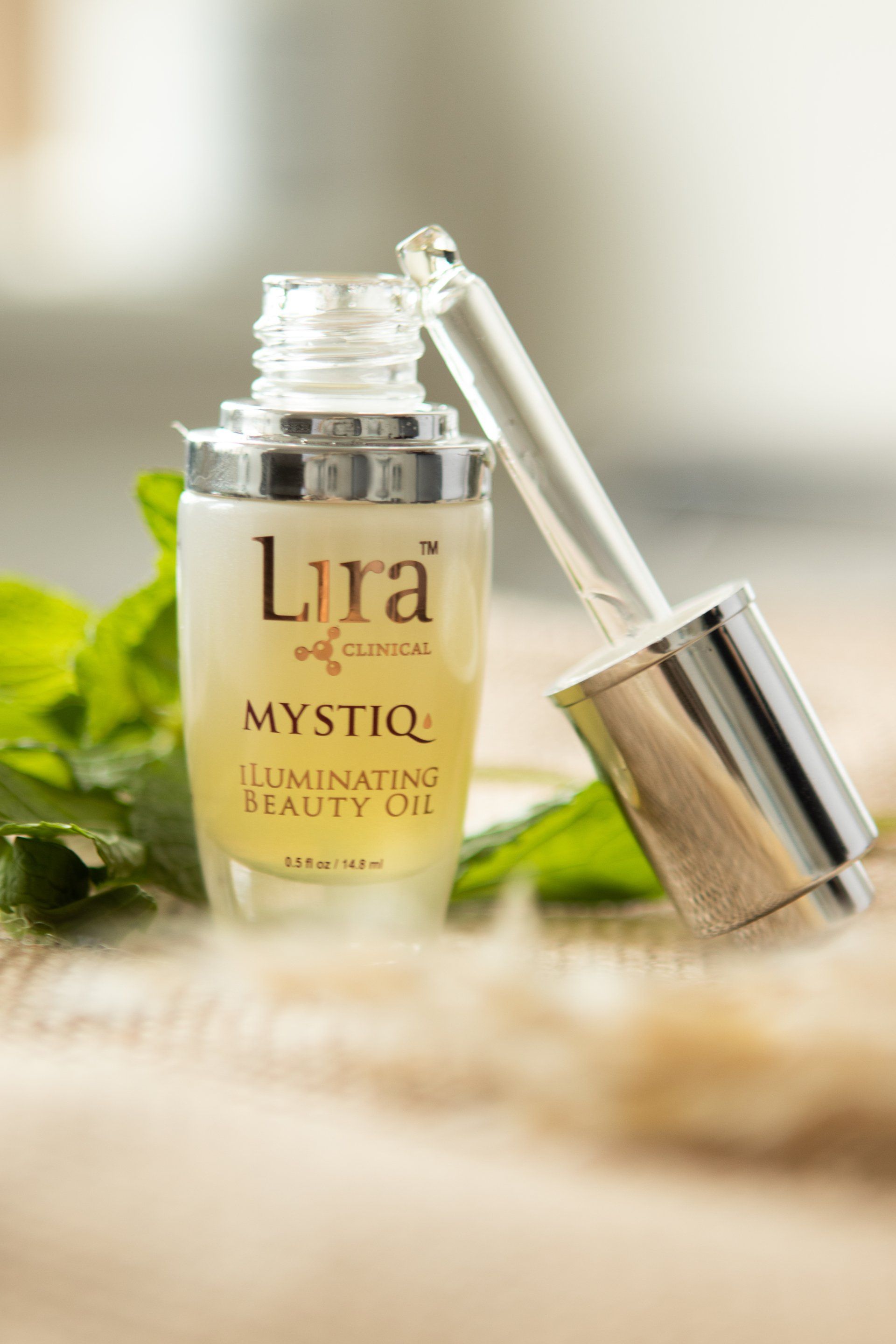 Op een tafel staat een fles lira mystieke verhelderende schoonheidsolie.