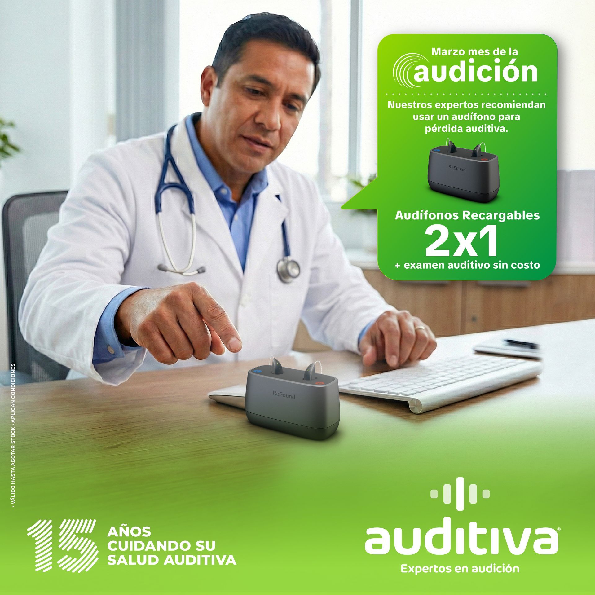 Un alfiler rojo está encima de un mapa doblado.