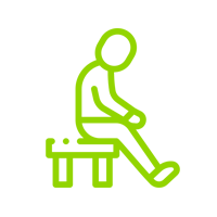 Un icono de línea verde de una persona sentada en un banco.