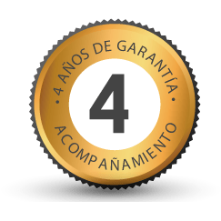 Una insignia dorada con el número 4