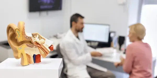 Fotografía de un doctor especialista explicando que es la Hipoacusia bilateral a su paciente