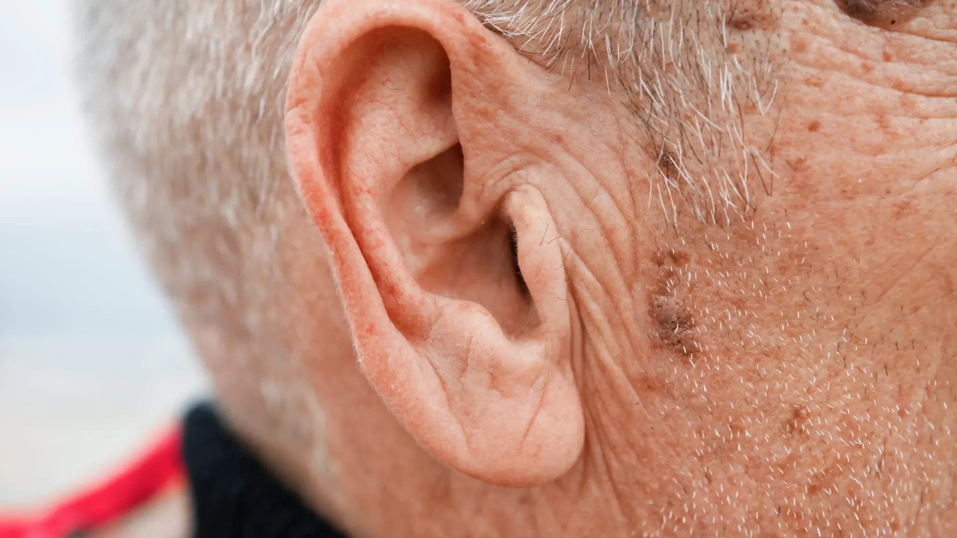 Fotografía de un hombre de la tercera edad que sufre de uno de las diferentes tipos de hipoacusia