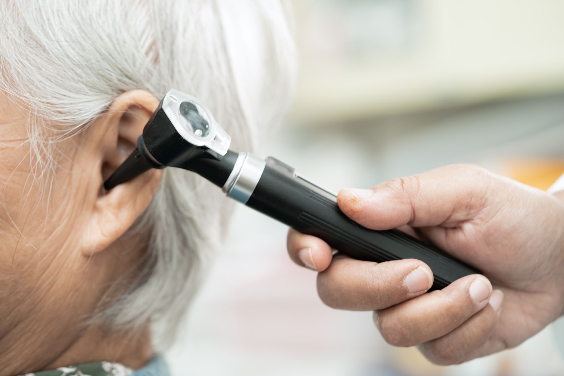 Fotografía de una mujer de la tercera edad en revisión en Salud Auditiva por posible hipoacusia