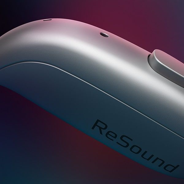 Un primer plano de un audífono Resound