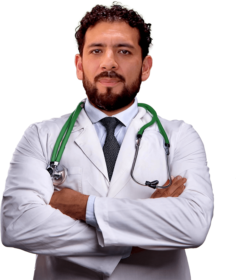 Un médico con un estetoscopio alrededor del cuello está de pie con los brazos cruzados.