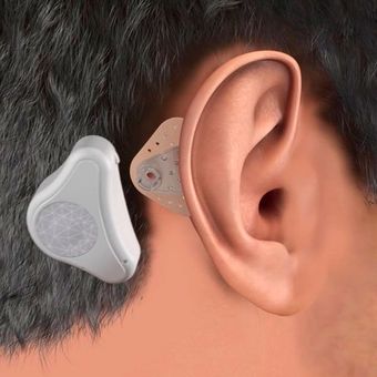 Un primer plano de la oreja de una persona con un dispositivo en ella.