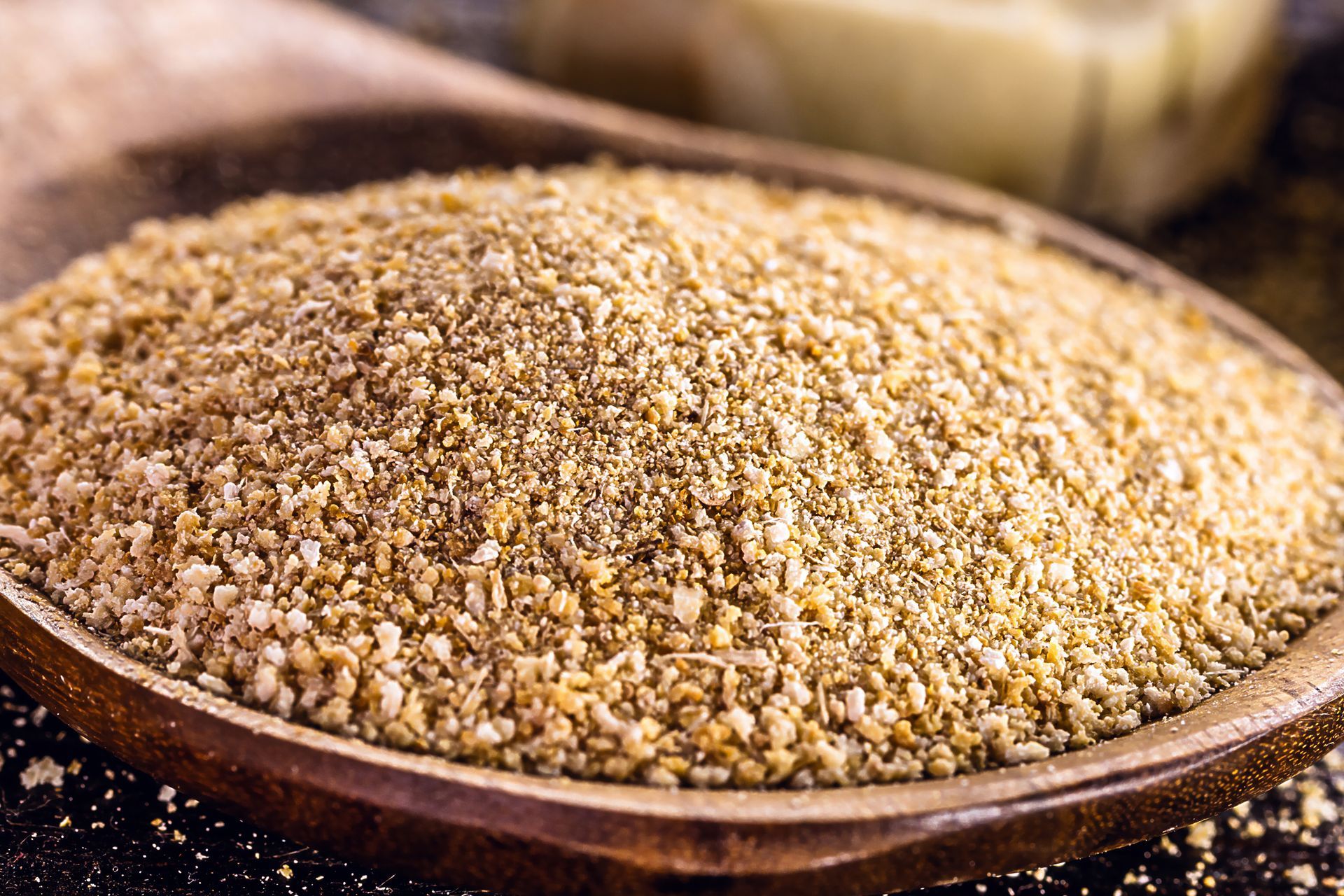 Cuchara de madera con harina alternativa,