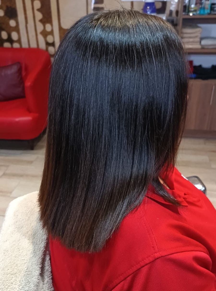 Un hombre con barba y tatuajes lleva una camisa a cuadros y un reloj.