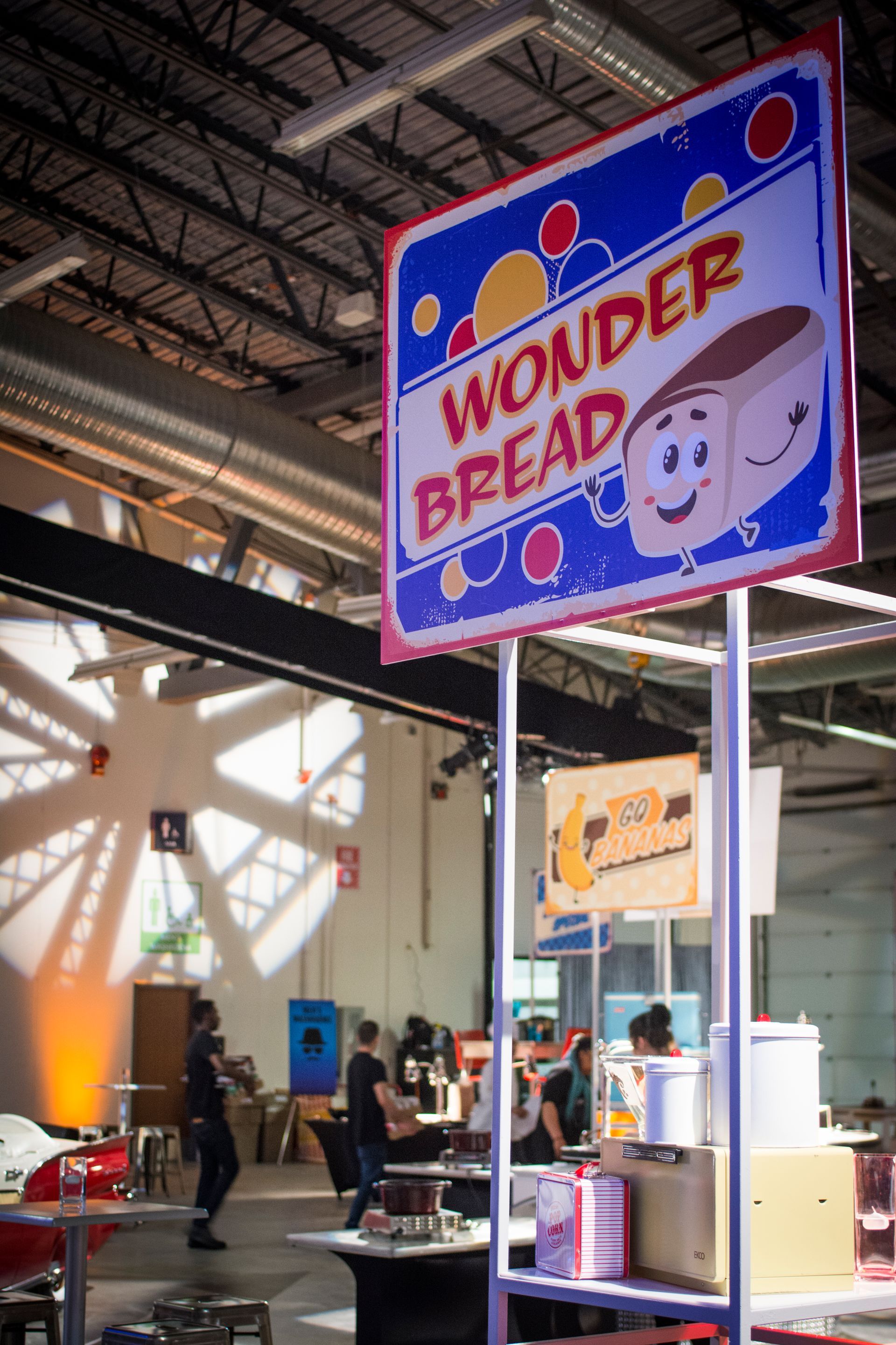 A sign that says wonder bread on it