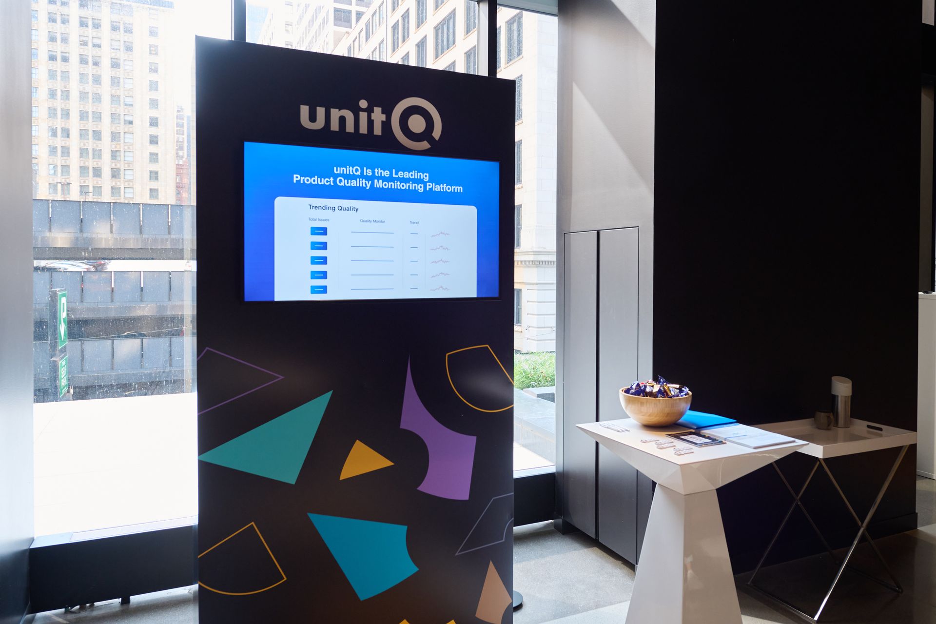 A sign that has the word unit on it