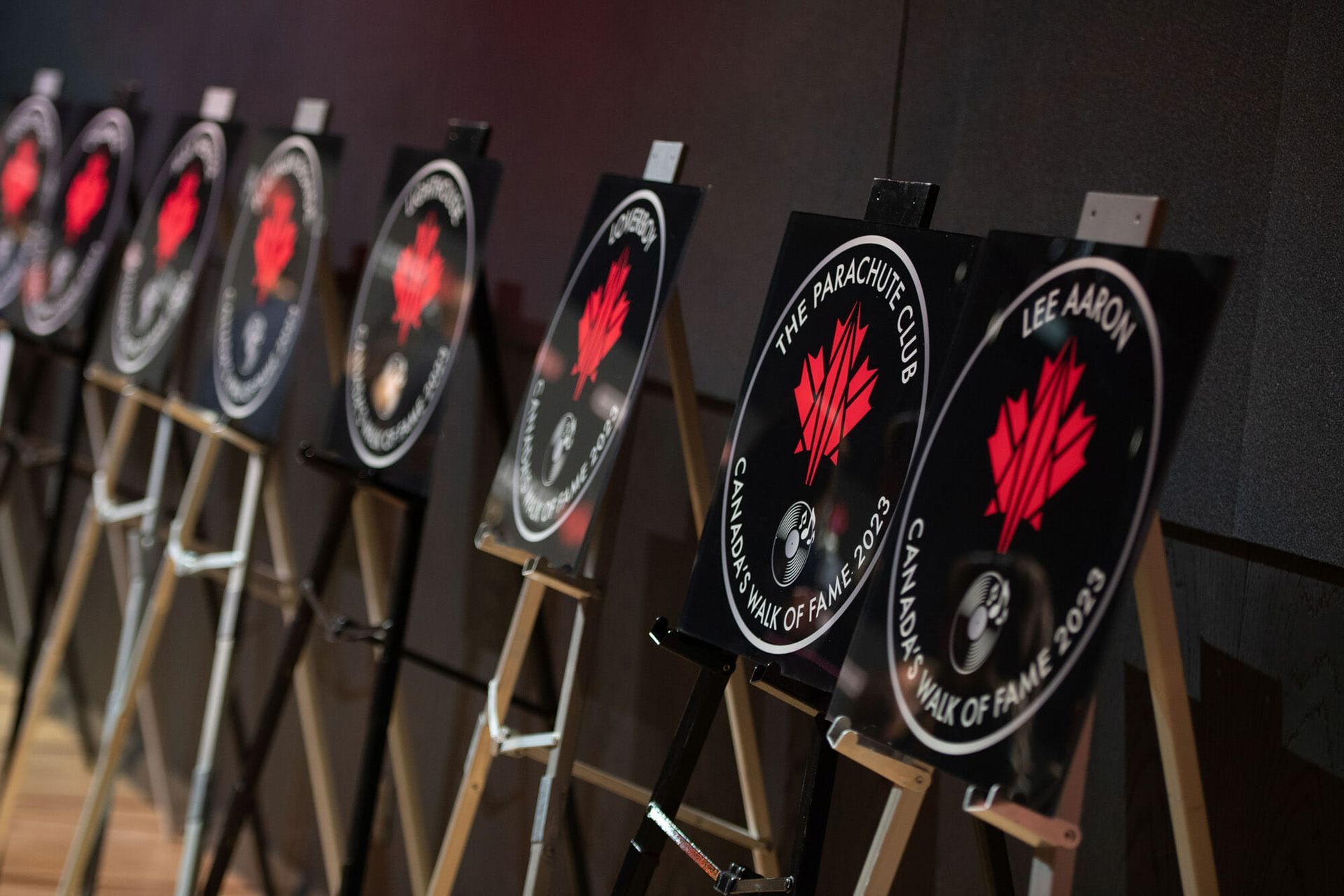 A row of plaques on easels that say lee aaron