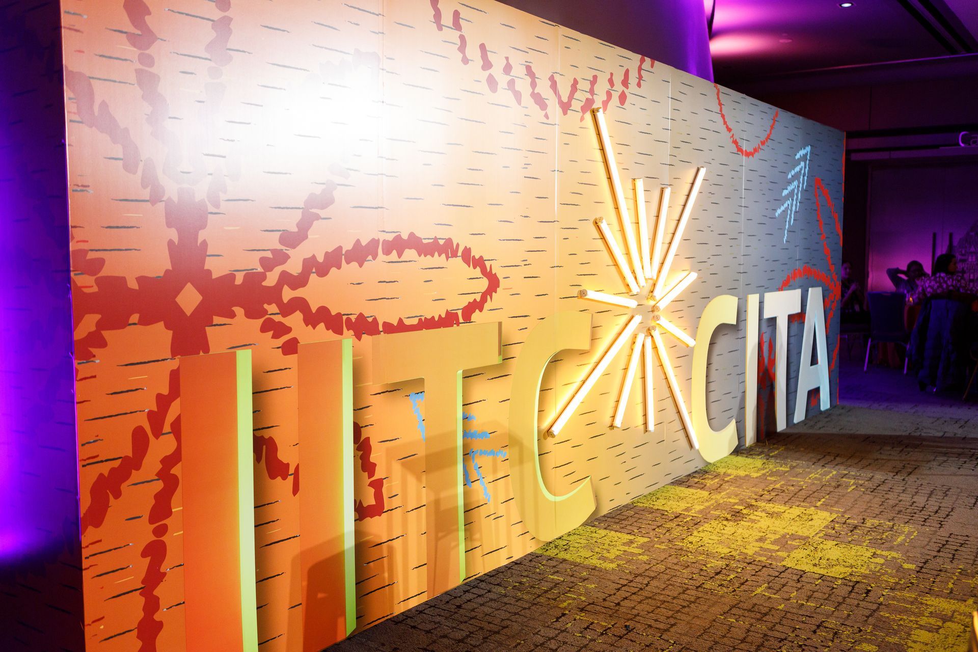 A large wall with the word cita on it in a room.