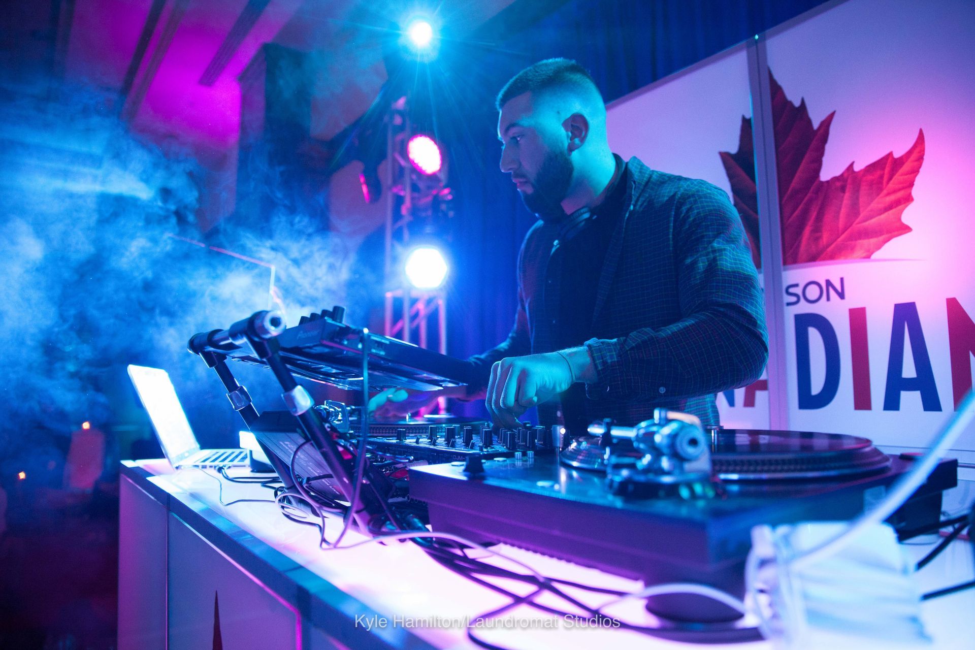 A man is playing music in front of a sign that says son dia