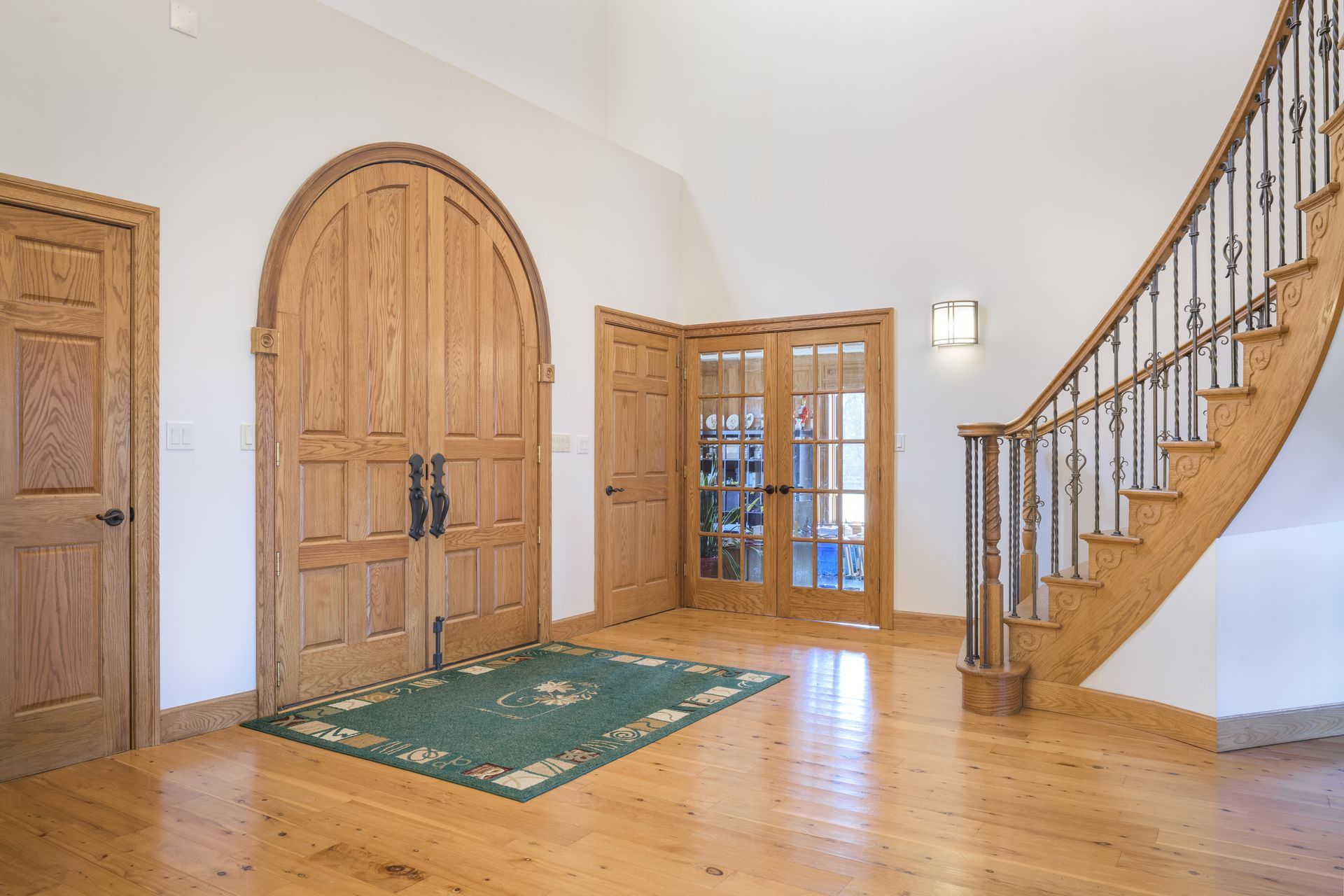 There is a staircase in the middle of the room at Chestnuthill Countryside Manor